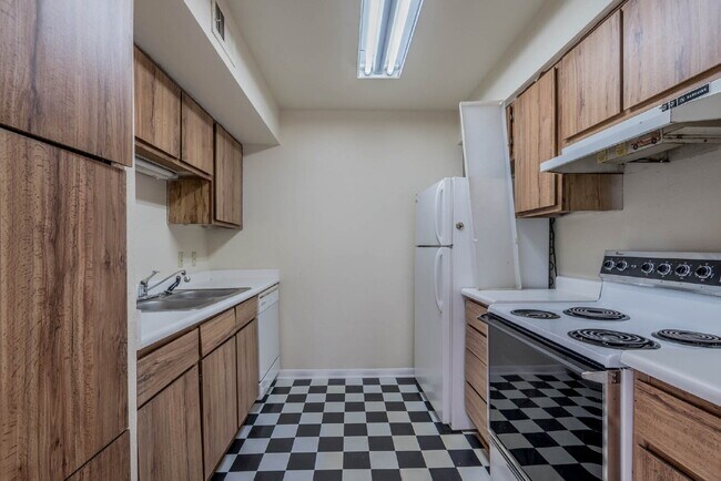 Building Photo - 16111 ASPENGLEN DR #206 - Beautiful 2 Bedroom, 2 Bath with Pool View!