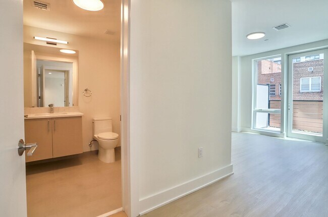 Building Photo - 303 Madison St