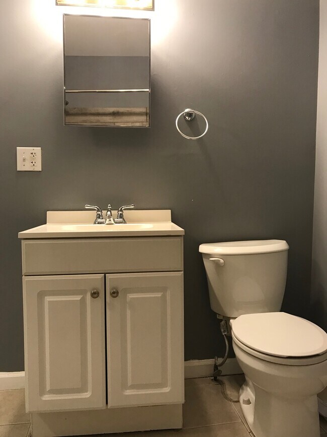 Building Photo - 32 Truman St