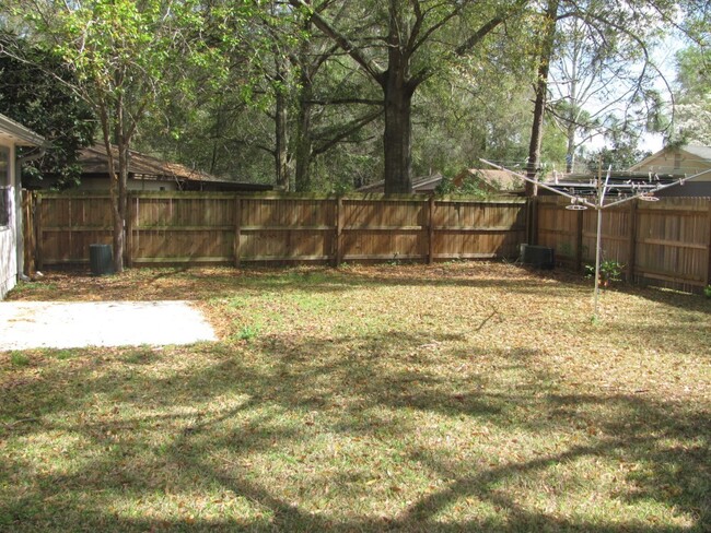 Building Photo - 3/2 house in convenient NW location!