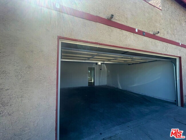 Building Photo - 3160 Vineland Ave