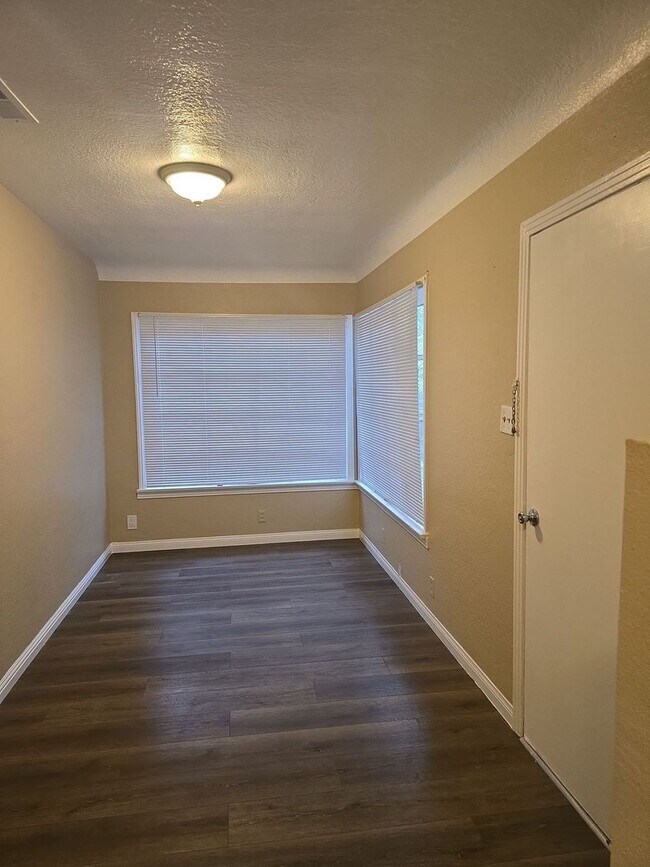 Building Photo - 924 Height St