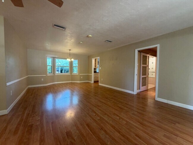 Building Photo - Windward Meadows 3BR/2BA on 1 Acre with Fenced Yard