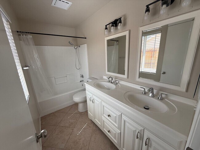 Building Photo - Remodeled Three Bedroom Two Bath in Hemet!