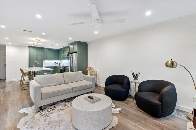 Building Photo - 3139 Bissonnet St