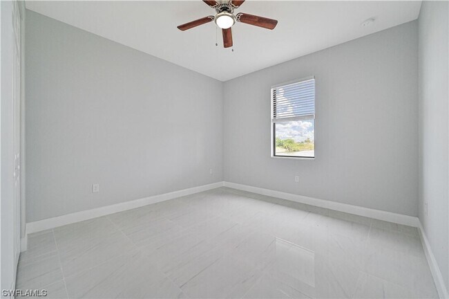 Building Photo - Gorgeous custom built 3/2/1 water front si...