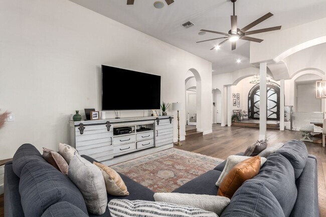 Building Photo - Beautiful 6-bedroom basement home