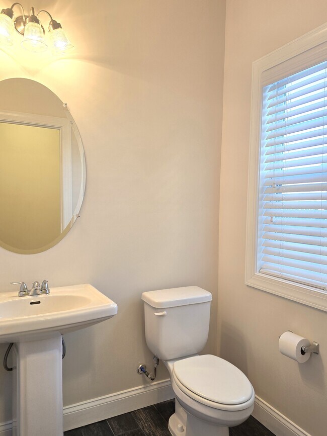 Building Photo - 215 Claudia Dr