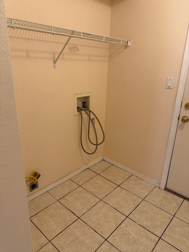 Building Photo - 3 Bed 2 Bath 1700 SF