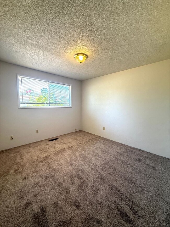 Building Photo - Roomy 3 Bed, 2 Bath Home in Northeast Medford