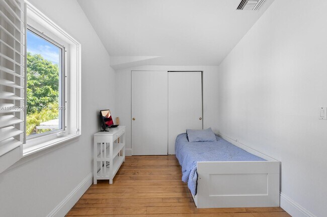 Building Photo - 5 Coconut Ln