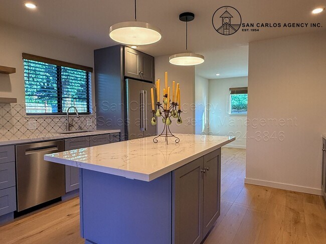 Building Photo - LESLA (I/O)