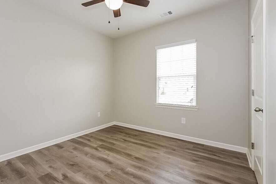 Building Photo - 13 Easy Goer Ct