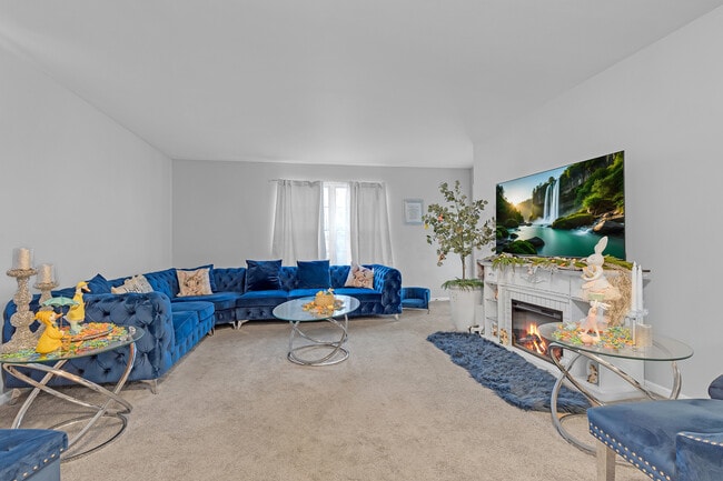 Building Photo - 691 W Streamwood Blvd