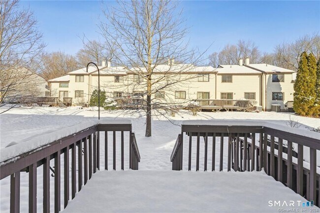 Building Photo - 17 Oak Forest Dr