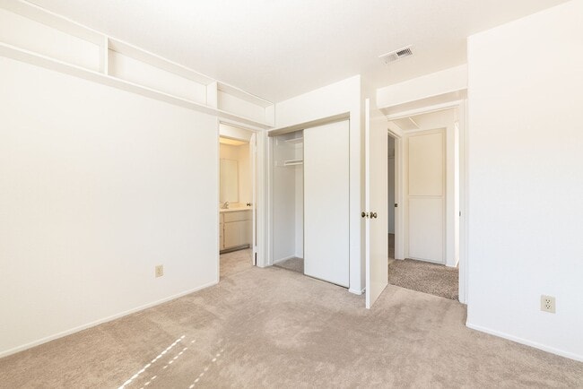 Building Photo - Lovely 4 bedroom Oceanside home!