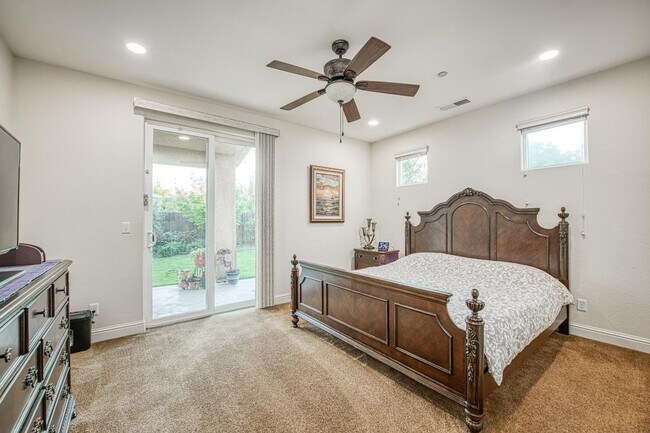 Building Photo - Spacious Home on Oversized Lot with Pool and Solar!