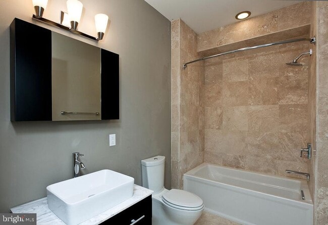 Building Photo - Northern Liberties Townhome with Parking