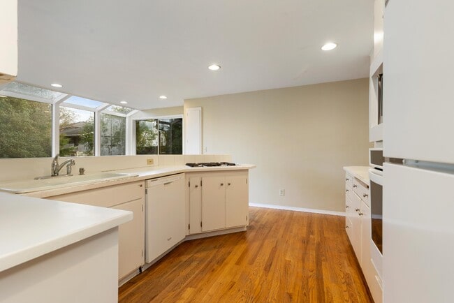 Building Photo - Spacious 5-Bed Home on XL Private Lot!