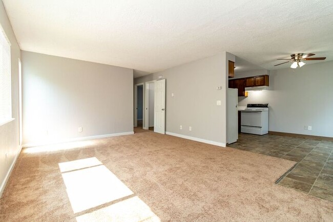 Building Photo - 2 Bedroom 1 Bath Apartment Home! New Washe...