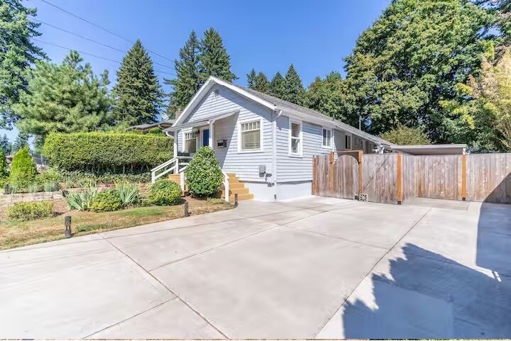 Building Photo - 1428 NE Adams St