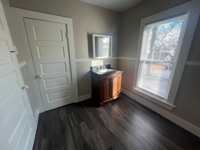 Building Photo - 1211 W Packard Ave