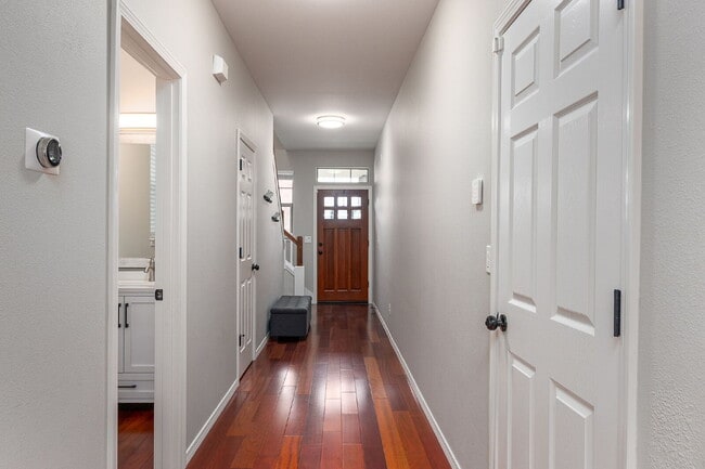Building Photo - Spacious 4-bed Home with High Ceilings