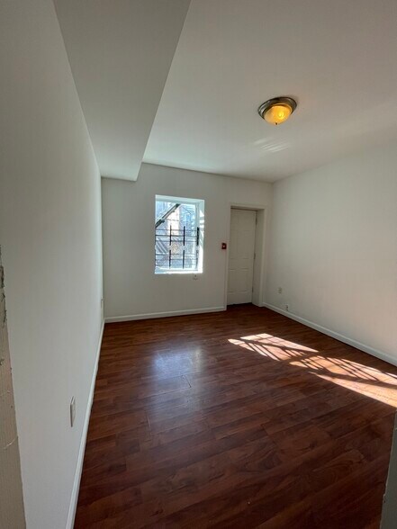 Building Photo - 6006 Chestnut St