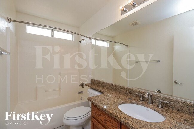 Building Photo - 1562 E Oakland St