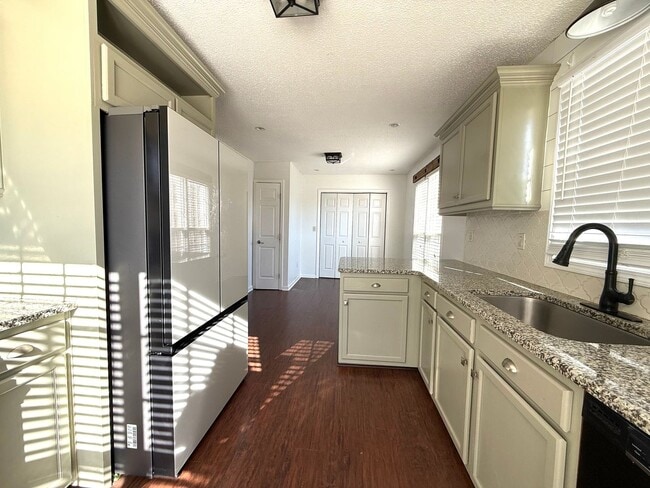 Building Photo - Charming 3 Bedroom Cape Cod