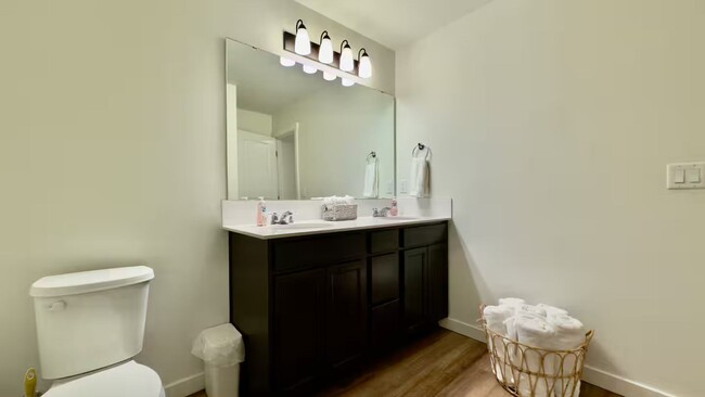 Building Photo - 5 Bedroom / 3 Bath Home with AC & Fully Fe...