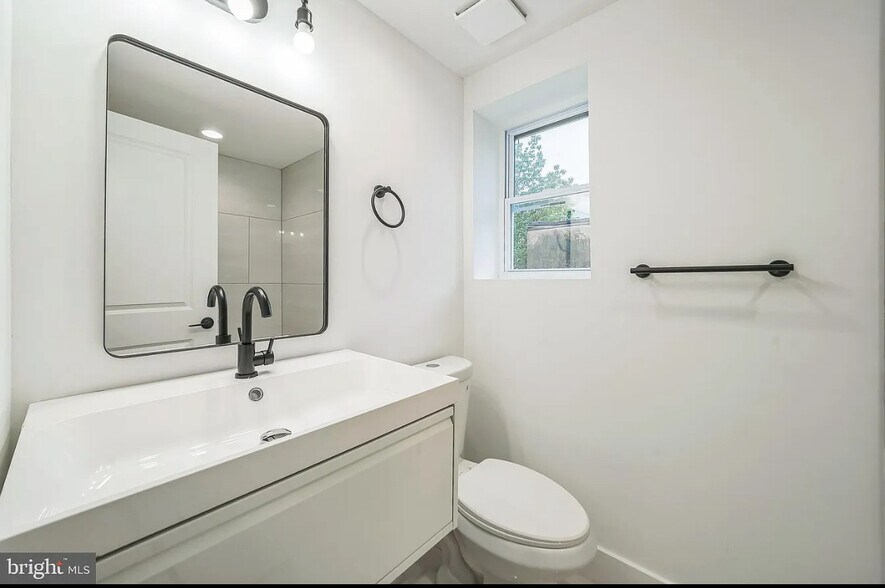 Building Photo - 1309 S 32nd St