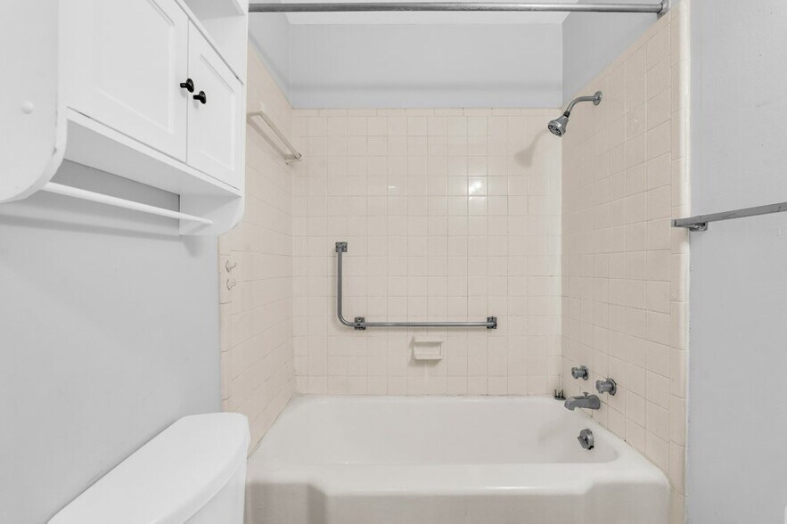 Building Photo - 412 6th St S