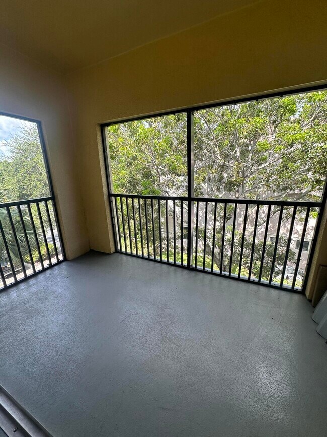 Building Photo - 3020 Alcazar Pl