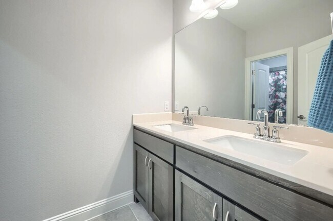 Building Photo - 16616 Sunnyland Dr