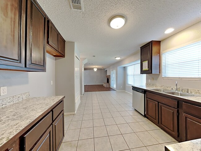 Building Photo - Spacious 3/2.5 Tudor Style Home!