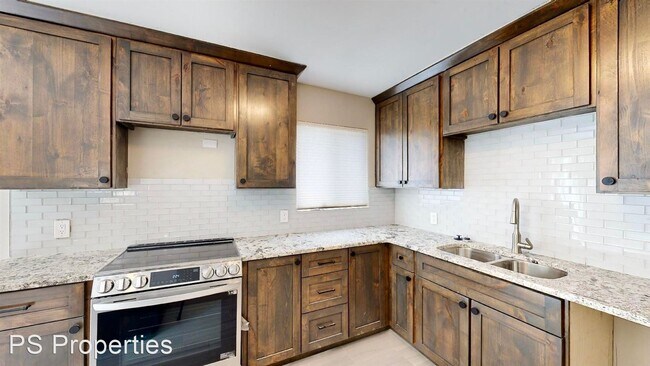 Building Photo - 3 br, 1.5 bath House - 2008 Vermont St NE ...
