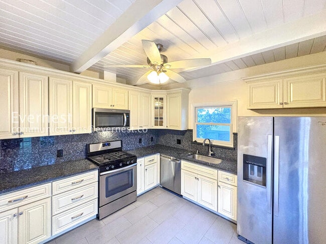 Building Photo - 537 Madison St