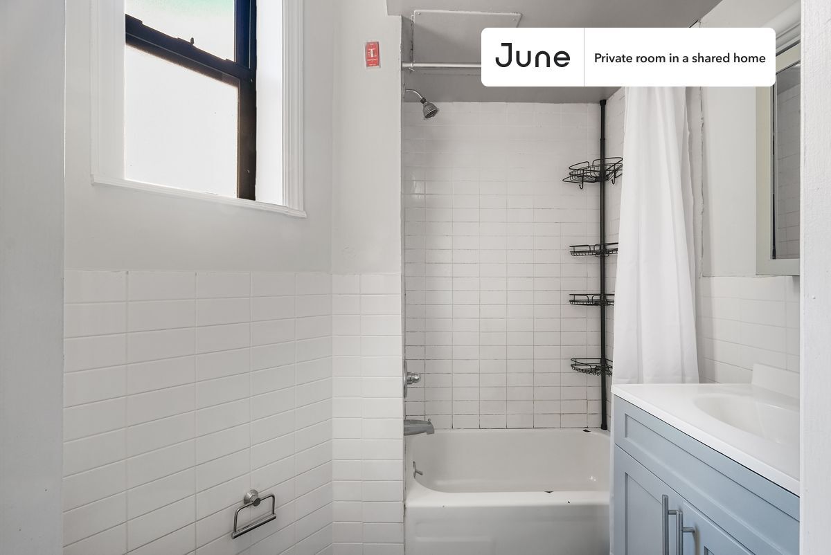 Building Photo - Room in Shared 4 bed/1 bath home