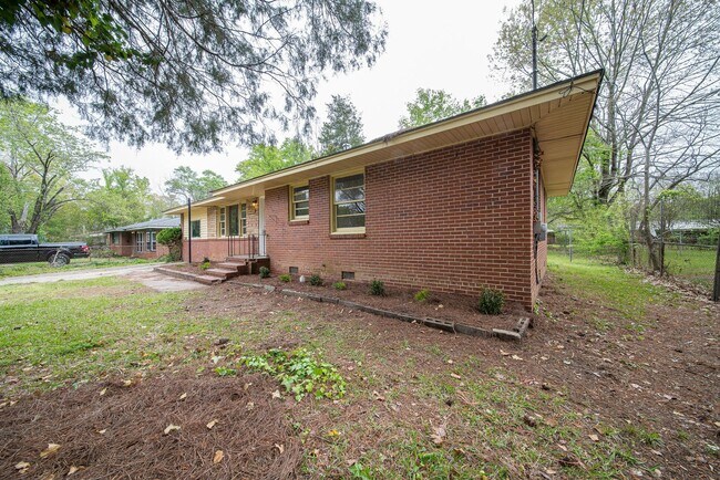 Building Photo - Nice 3 Bedroom/1 Bath Home with Bonus Room!