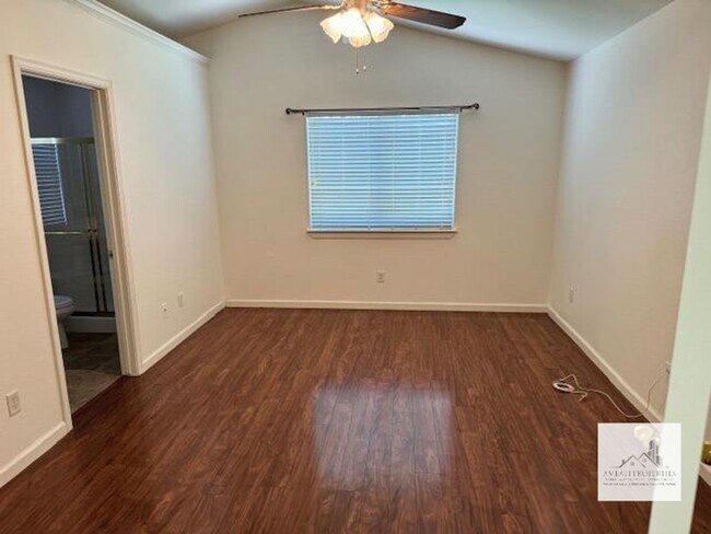 Building Photo - 3 Bedroom 2 bath in One of Fresno most desirable areas