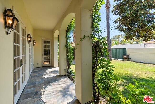 Building Photo - 321 S Palm Dr