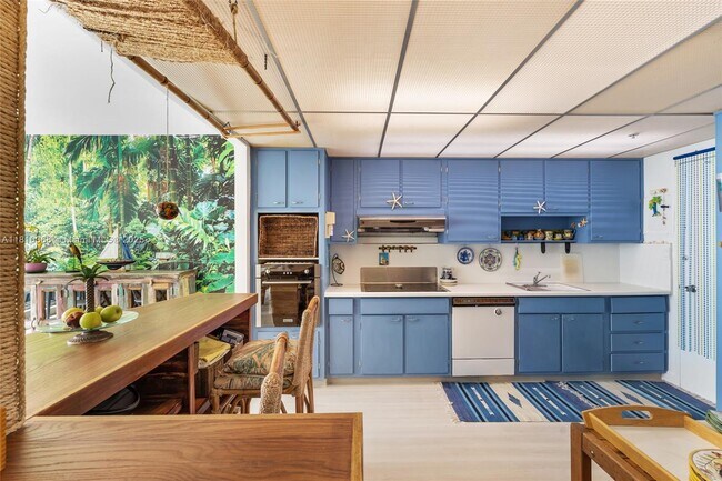 Building Photo - 5055 Collins Ave