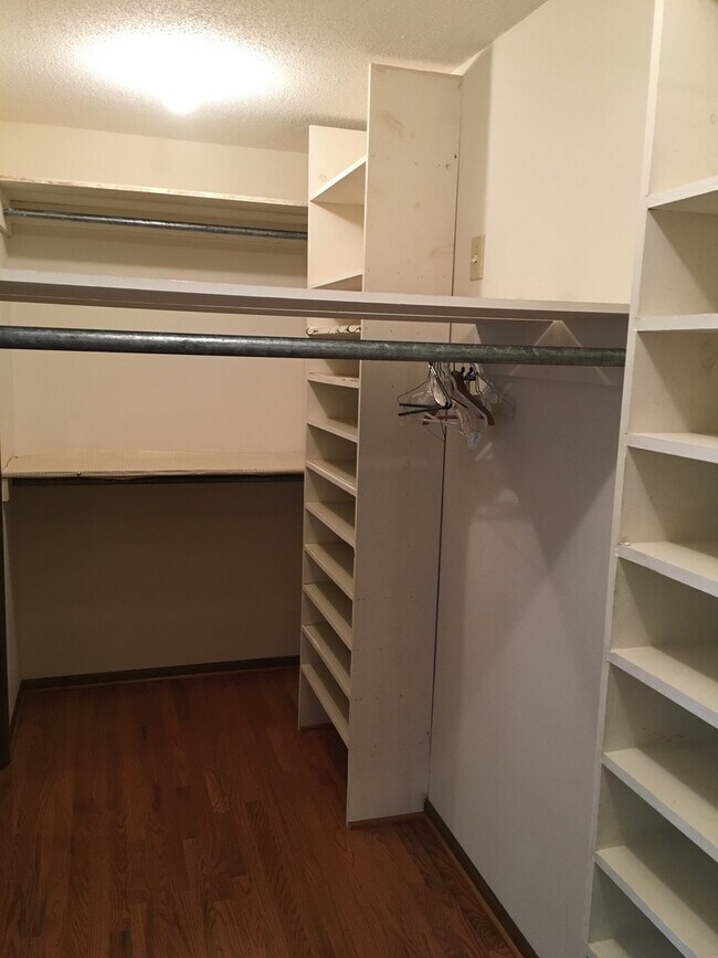 Building Photo - Spacious 3 Bedroom 2.5 Bath home located i...