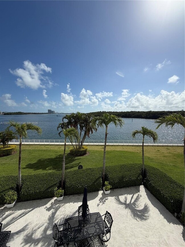 Building Photo - 500 Bayview Dr