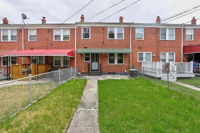 Building Photo - 3 Bedroom 2 Full Bath Row Home Minutes from Morgan State