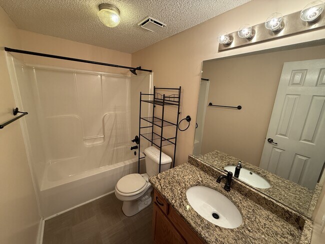 Building Photo - 1512 Barrywood Cir W