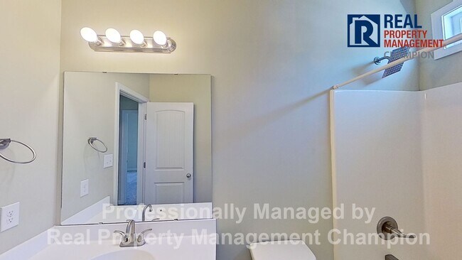 Building Photo - Beautiful Townhome with Open Floorplan and...