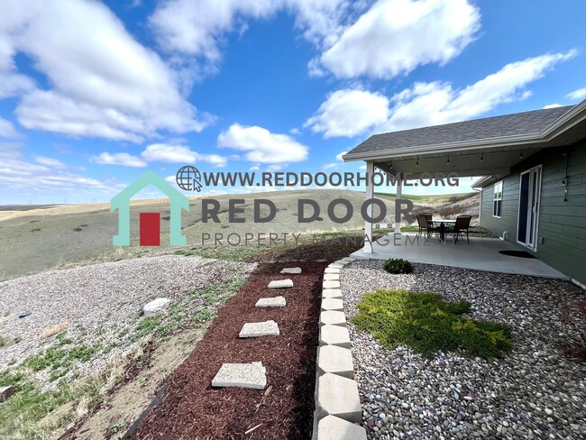 Building Photo - Modern Country Living Just Minutes from Town!