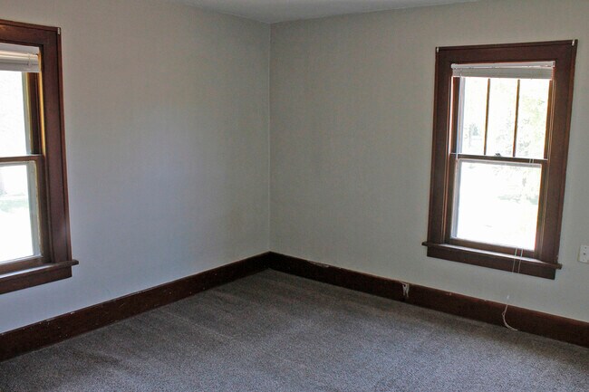 Building Photo - 502 12th Ave
